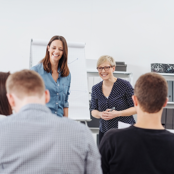 GGZ Ecademy - Diensten - Ondersteuning bij implementatie - Twee lachende vrouwen